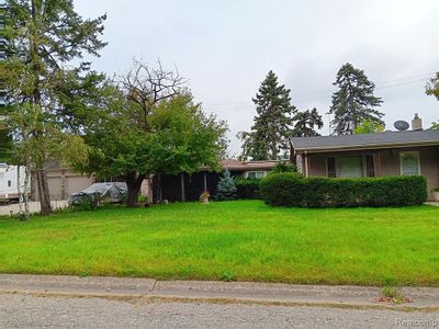 1424 Sunnyside Avenue, Home with 3 bedrooms, 1 bathrooms and null parking in Flint MI | Image 2