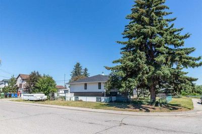 7847 25 St Se, House detached with 5 bedrooms, 2 bathrooms and 2 parking in Calgary AB | Image 2