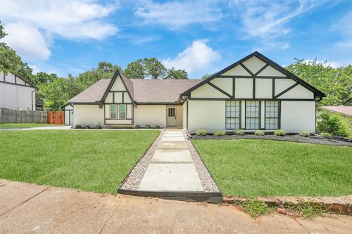 1820 Burr Oak St, Arlington, TX, 76012-5601 | Card Image