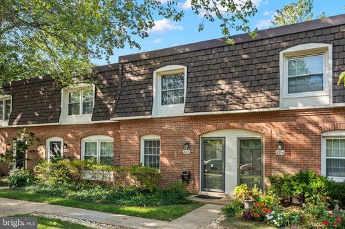 10-8218 Carrleigh Pkwy, SPRINGFIELD, VA, 22152-1701 | Card Image