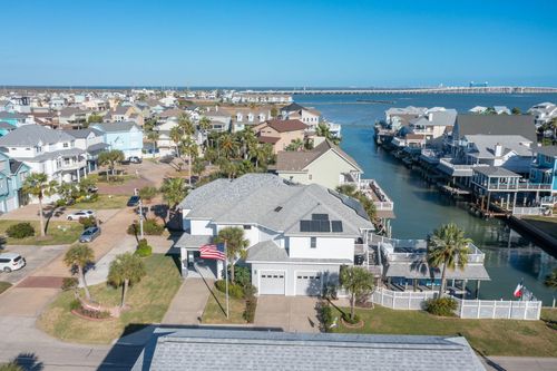 923 Short Reach Dr, Tiki Island, TX, 77554-7130 | Card Image