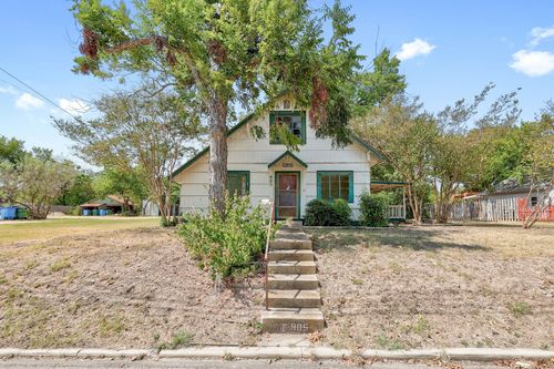 905 Kimbro St, Taylor, TX, 76574-2515 | Card Image