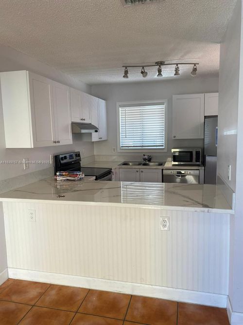 272-6215 Kendale Lakes Cir, Miami, FL, 33183-1948 | Card Image