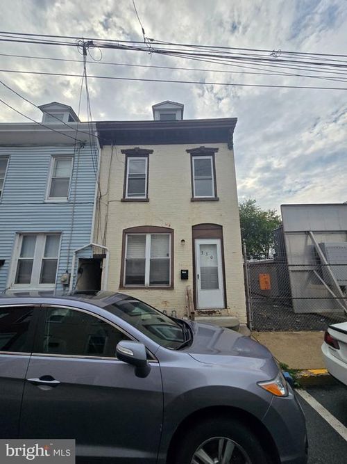 330 Moss St, READING, PA, 19604-2910 | Card Image