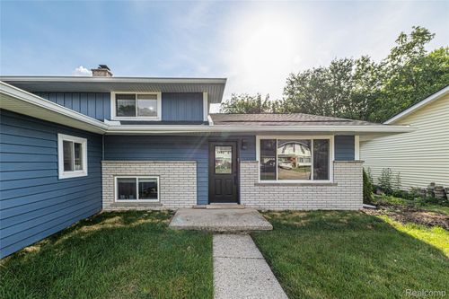 676 Sheffield Rd, Auburn Hills, MI, 48326-3527 | Card Image