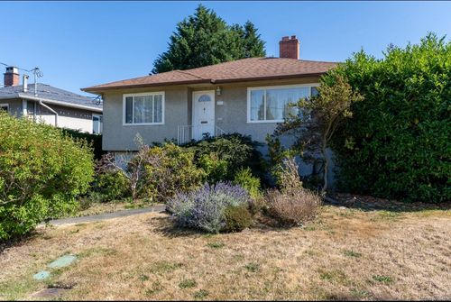 1971 Carnarvon St, Saanich, BC, V8R2T9 | Card Image