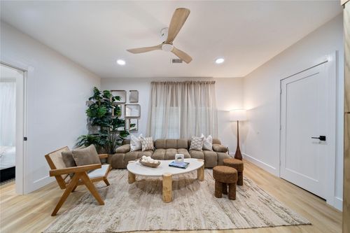 5-4704 Park Drive, Houston, TX, 77023 | Card Image