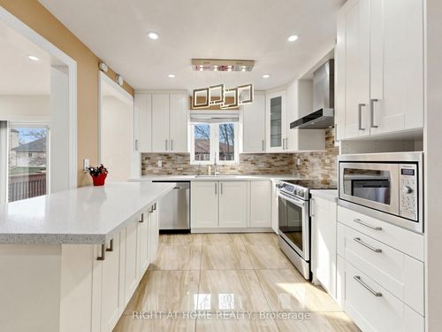 86 Howlett Ave, Newmarket, ON, L3Y5S5 | Card Image