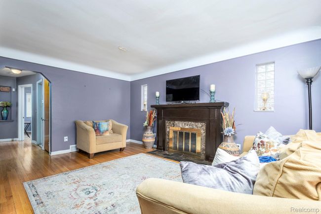 8-web-or-mls-20450 Lochmoor - Interior (1 of 17).jpg | Image 5