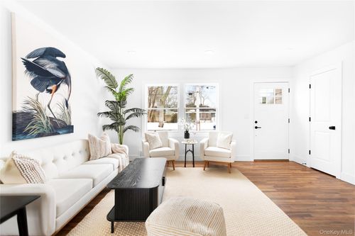 43 Circuit Rd, Bellport, NY, 11713-2336 | Card Image