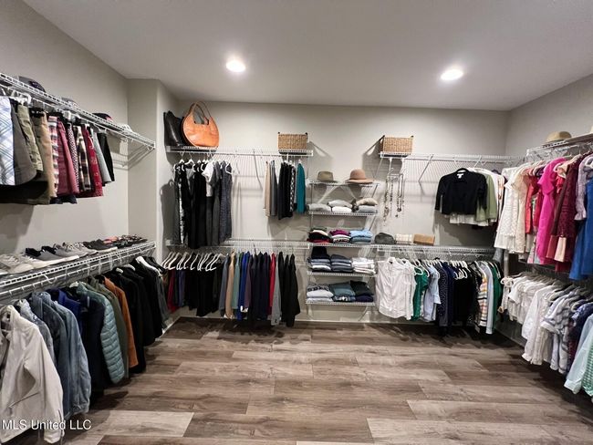 Primary Closet | Image 23