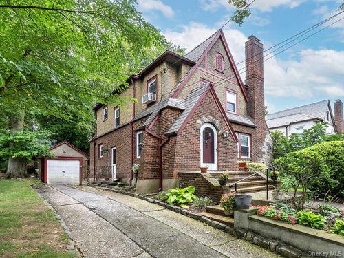 6 4th Rd, Great Neck, NY, 11021-1506 | Card Image