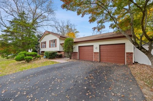 11 Woodview Dr, Marlboro, NJ, 07746-1628 | Card Image