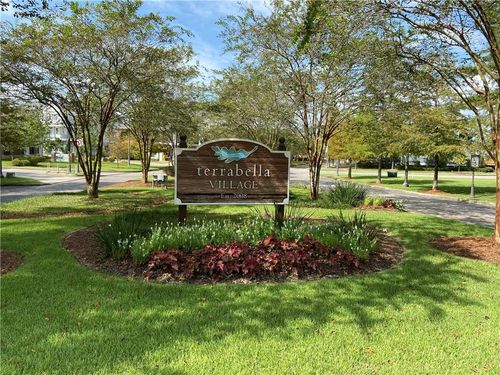 813 Chretien Point Ave, Covington, LA, 70433-8170 | Card Image