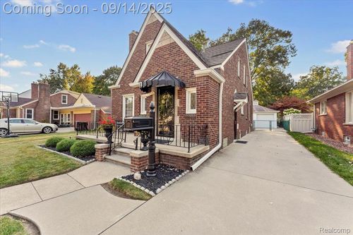 2486 Edgemont St, Trenton, MI, 48183-2528 | Card Image