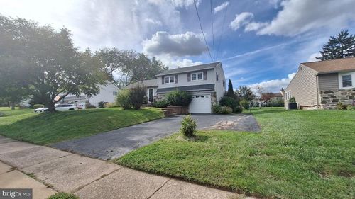 925 Roberts Rd, WARMINSTER, PA, 18974-2715 | Card Image