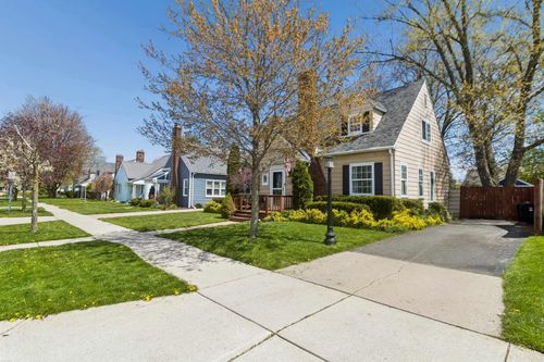 1324 22nd St, Port Huron, MI, 48060-5517 | Card Image