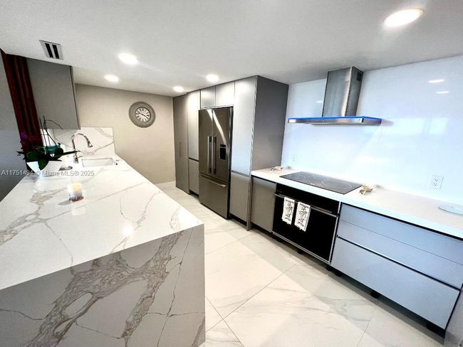 APT-1105 - 155 Ocean Lane Dr, Condo with 2 bedrooms, 2 bathrooms and null parking in Key Biscayne FL | Image 6