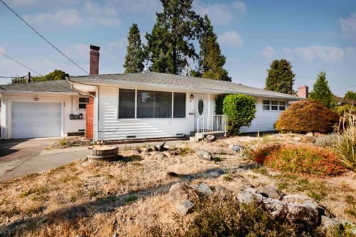811 Ne Clyde Pl, Grants Pass, OR, 97526-2227 | Card Image