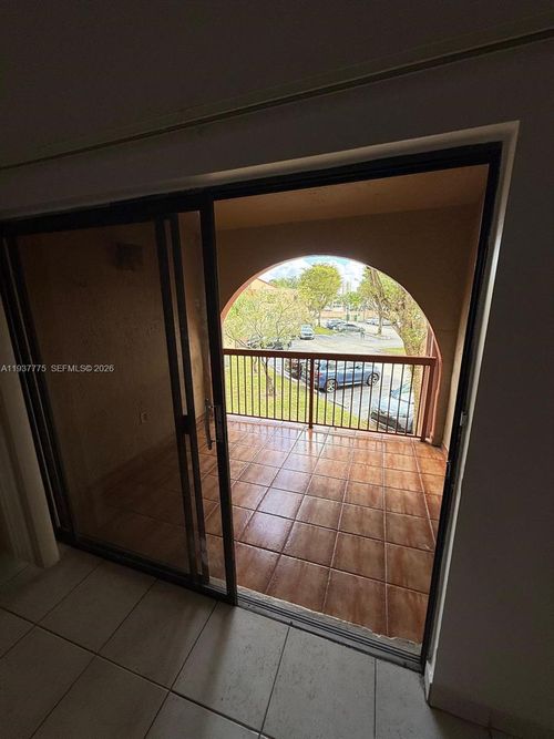 5-10241 Nw 9th Street Cir, Miami, FL, 33172-6636 | Card Image