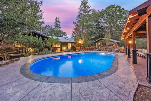1065 S Shasta Ave, Eagle Point, OR, 97524-8520 | Card Image