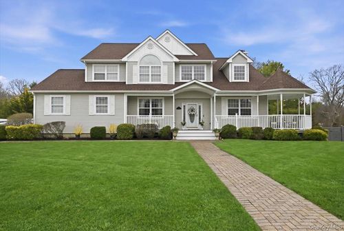 5 Landings Ln, E Patchogue, NY, 11772-6306 | Card Image