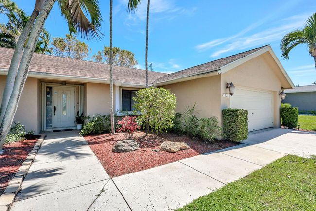 226 Parkwood Drive S, House other with 3 bedrooms, 2 bathrooms and null parking in Royal Palm Beach FL | Image 3