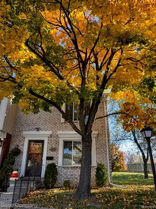 1872 Newporte Ct, Royal Oak, MI, 48073-1215 | Card Image