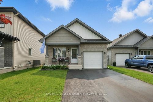 637 Robert St, Rockland, ON, K4K0J8 | Card Image