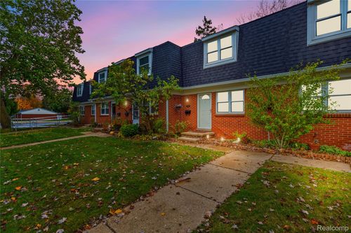 45311 Kensington St, Utica, MI, 48317-5921 | Card Image