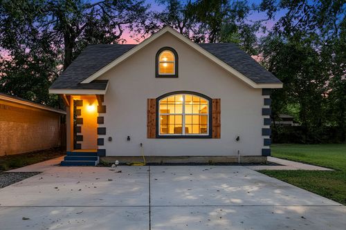 111 E Division St, Pilot Point, TX, 76258-4543 | Card Image