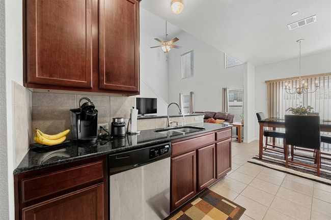 Stainless appliances and granite countertops | Image 10