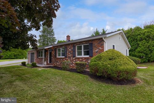 6 Executive Cir, READING, PA, 19606-3044 | Card Image