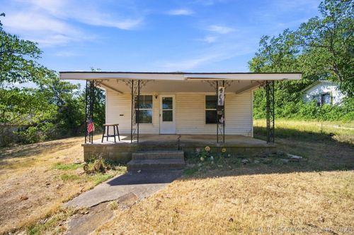 404 W Walnut St, Drumright, OK, 74030-3222 | Card Image