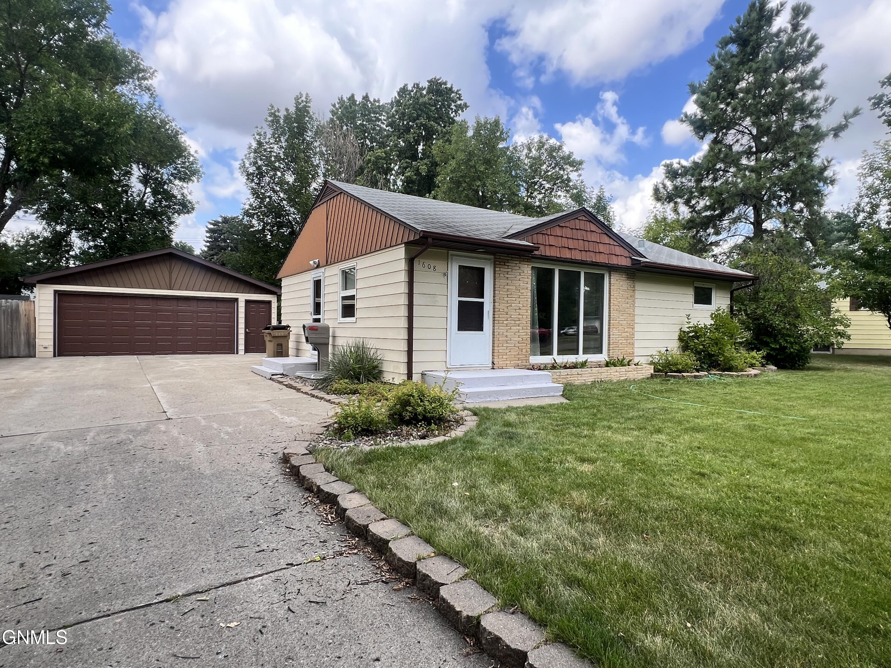 5th St, Minot, ND 58701
