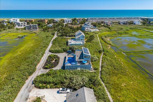556 Dune Rd, Southampton, NY, 11968-4717 | Card Image