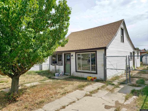 633 9th St, Evanston, WY, 82930-3402 | Card Image