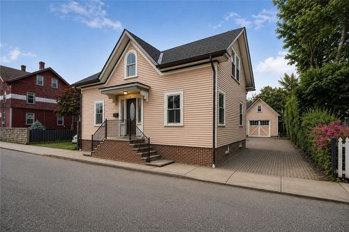 21 Elm St, Newport, RI, 02840-2404 | Card Image