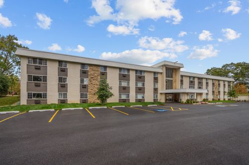 306-375 W Winchester Rd, Libertyville, IL, 60048-3918 | Card Image