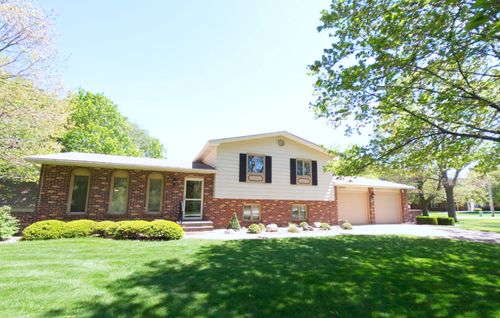 8 Hawthorne Dr, Oswego, IL, 60543-9735 | Card Image