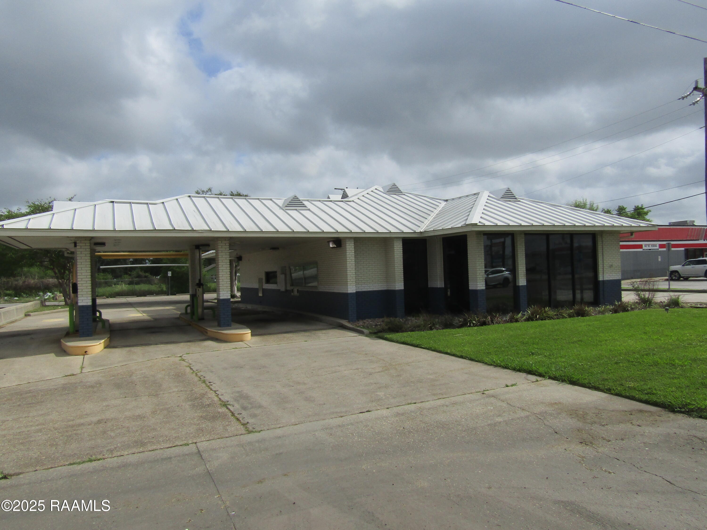 631 E Admiral Doyle Dr, New Iberia, LA 70560