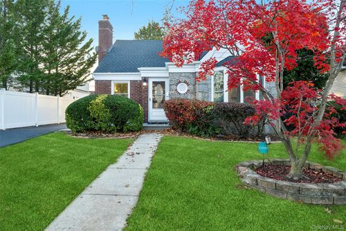 61 Harris Ave, Hewlett, NY, 11557-1309 | Card Image