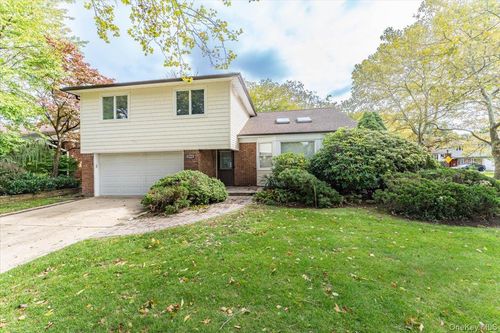 1066 Cedarhurst St, Valley Stream, NY, 11581-2701 | Card Image