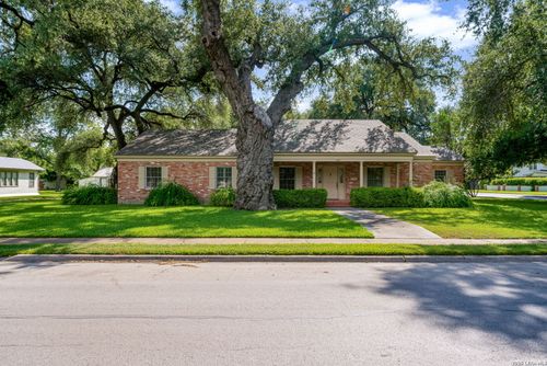 429 High St, Uvalde, TX, 78801-4633 | Card Image