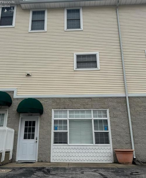 108 Legends Ln, Marblehead, OH, 43440-3066 | Card Image