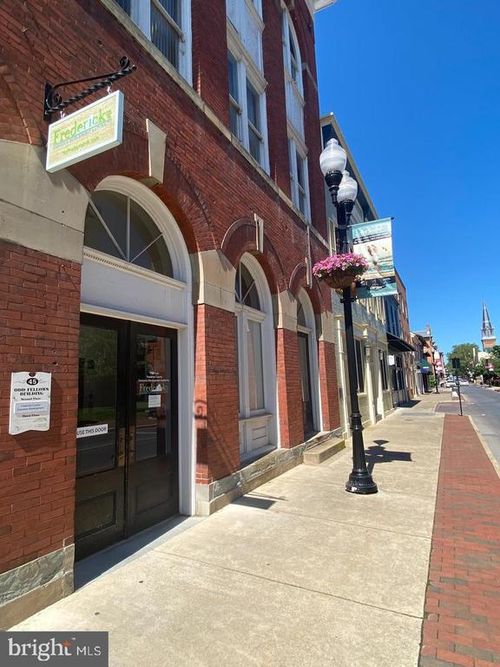 37 E Boscawen St, Winchester, VA, 22601-4725 | Card Image