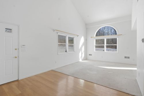 39 Deer Crossing Dr, Fishkill, NY, 12524-1362 | Card Image