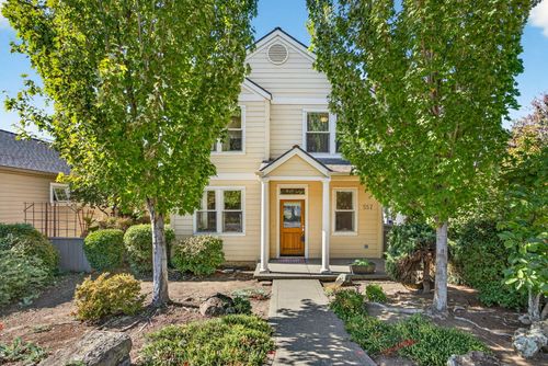 557 N Mountain Ave, Ashland, OR, 97520-9658 | Card Image