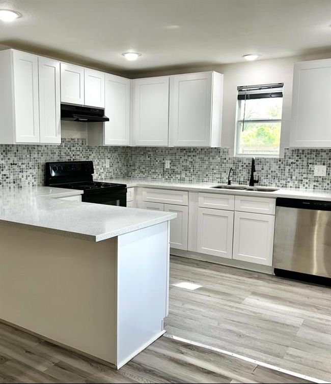 Lots of Countertop Space | Image 5