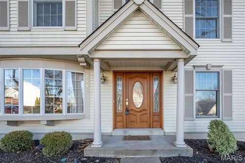 384 Greentrails Dr S, Chesterfield, MO, 63017-2982 | Card Image